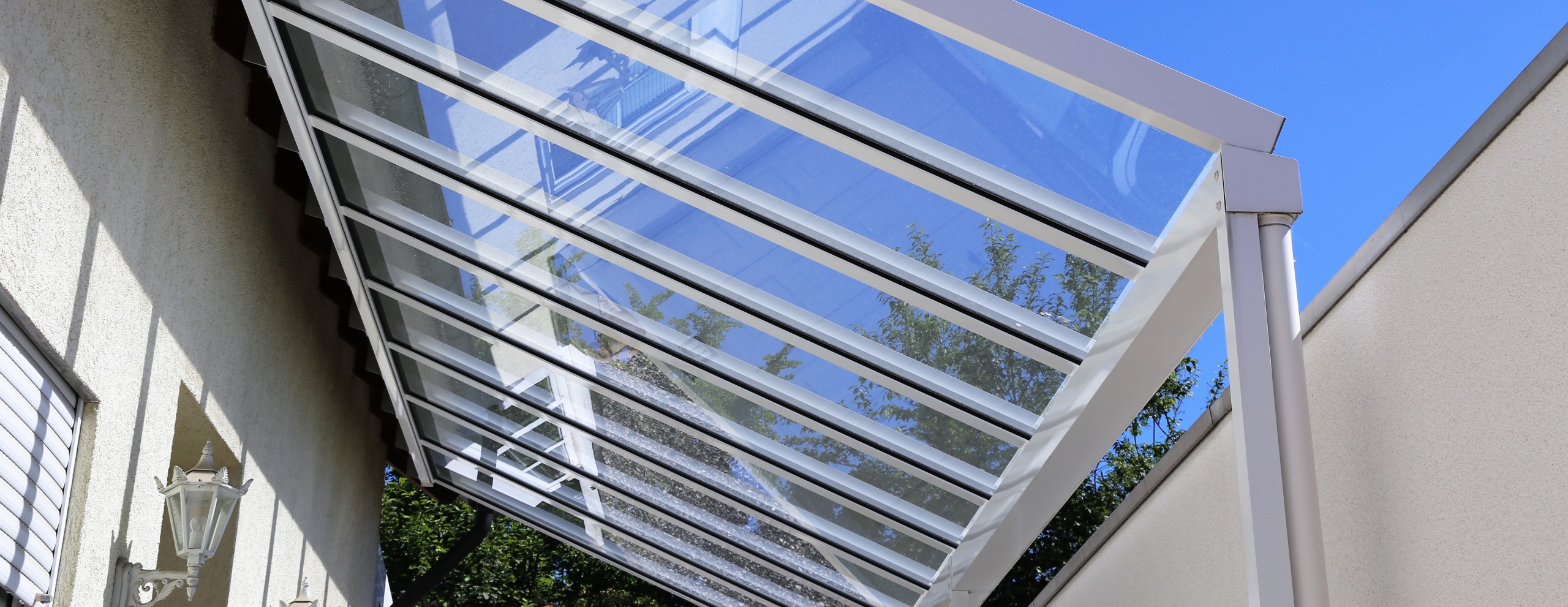 Vista de cortinas de cristal en una terraza